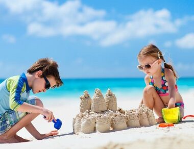 Mẹo khuyến khích trẻ em đeo kính mát và không làm mất kính